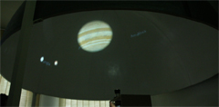 Jupiter cu 2 sateliti - proiectie cu Stellarium pe cupola planetariului