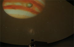 Jupiter cu satelitul Europa - proiectie de film pe cupola planetariului